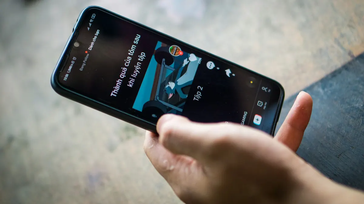 Person using an app on a Samsung Android phone